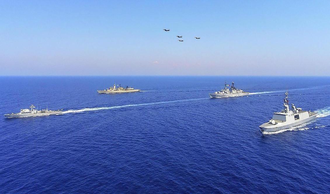 Sedan tongångarna höjts runt Medelhavet har flera militärövningar hållits. Bilden föreställer en gemensam övning där Grekland, Italien, Cypern och Frankrike deltog nära den turkiska gränsen i slutet av augusti. Foto: Grekiska försvarsmakten/AP/TT