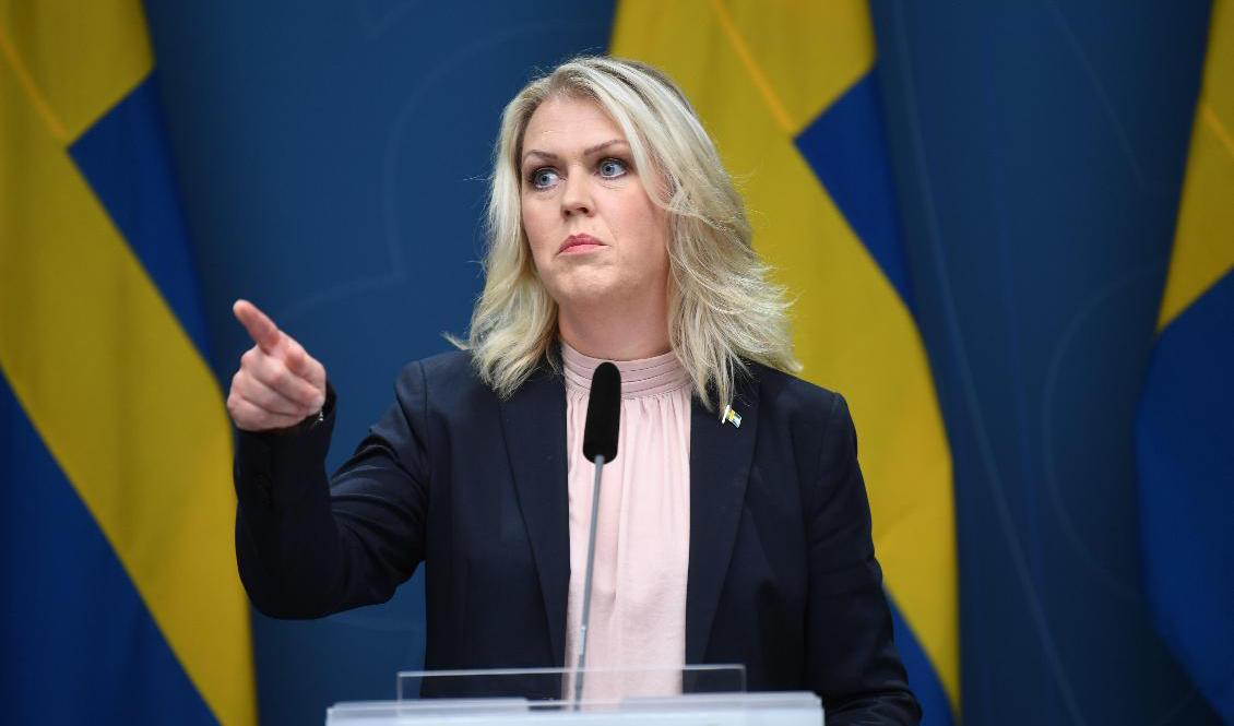 Det nationella besöksförbudet på äldreboenden upphör från 1 oktober, meddelar socialminister Lena Hallengren (S) på en pressträff. Foto:  Fredrik Sandberg/TT