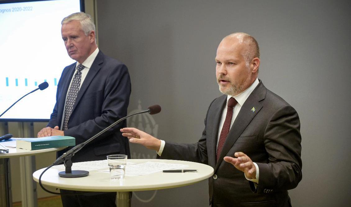 Kammarrättspresident Thomas Rolén, ordförande för migrationskommittén, och justitie- och migrationsminister Morgan Johansson (S) håller pressträff i samband med överlämnandet av kommitténs förslag. Foto: Marko Säävälä/TT