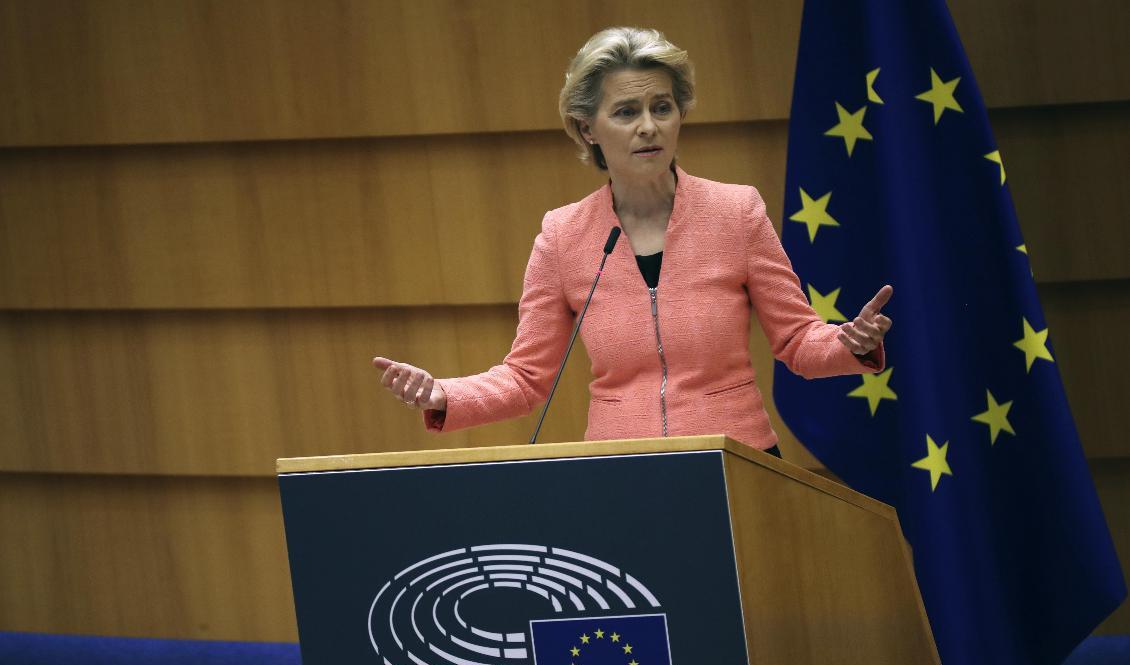 EU-kommissionens ordförande Ursula von der Leyen talar i Bryssel. Foto: Francisco Seco/AP/TT