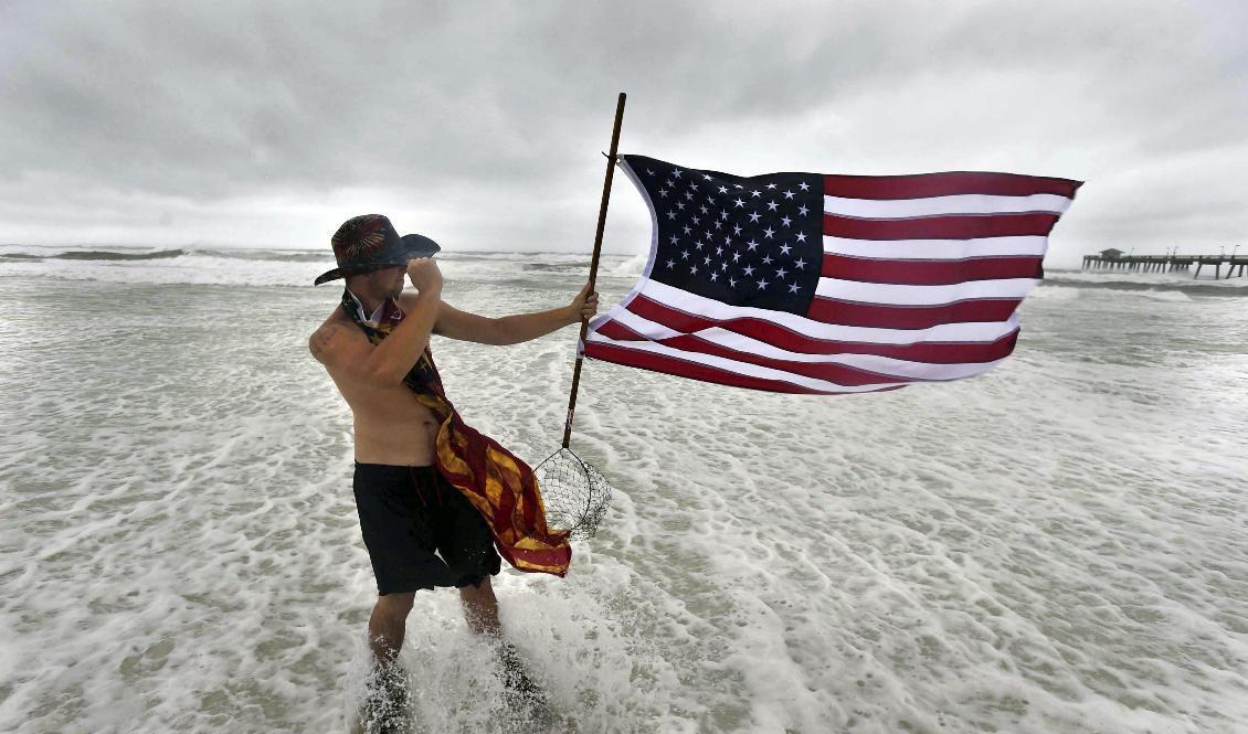 USA hukar inför Sallys ankomst, här vid Fort Walton Beach i Florida. Foto: Devon Ravine/AP/TT