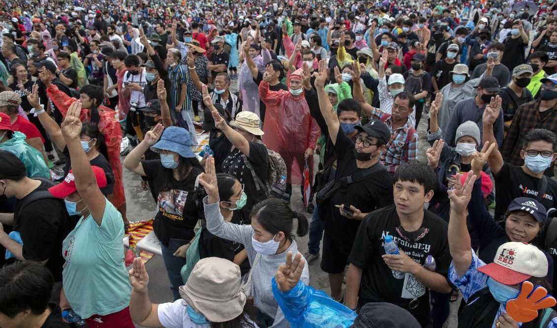 Demonstranter i Bangkok under söndagsmorgonen. Foto: Gemunu Amarasinghe/AP/TT
