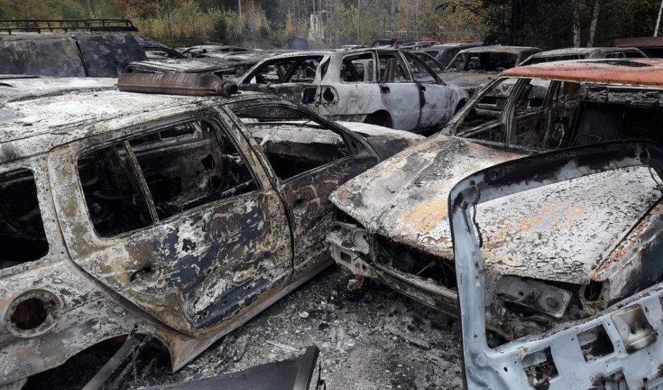Flera bilar totalförstördes i en brand i Nordmaling i natt. Nu ska en miljöinspektör göra en bedömning av eventuella miljökonsekvenser.  Foto: Räddningstjänsten Nordmaling