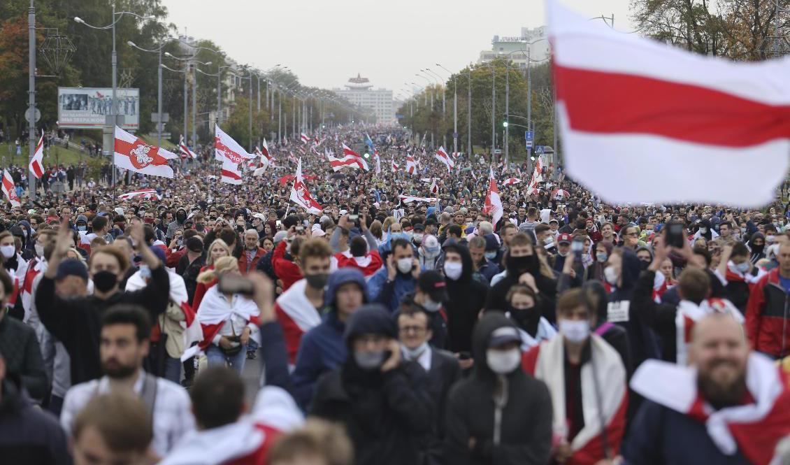 Tiotusentals människor gick ut på gatorna i Minsk och andra belarusiska städer i helgen.  Foto: Tut.by/AP/TT