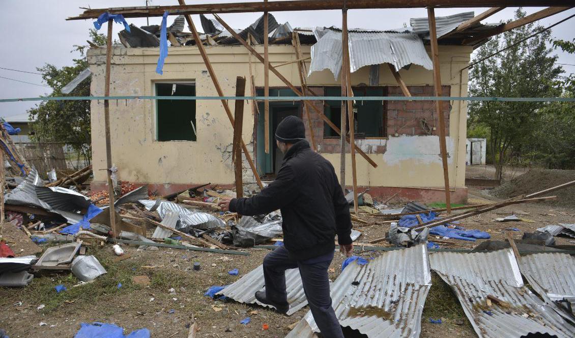 En man går förbi ett hus i azeriska Agdam som förstörts under striderna. Bild från 1 oktober. Foto: Aziz Karimov/AP/TT