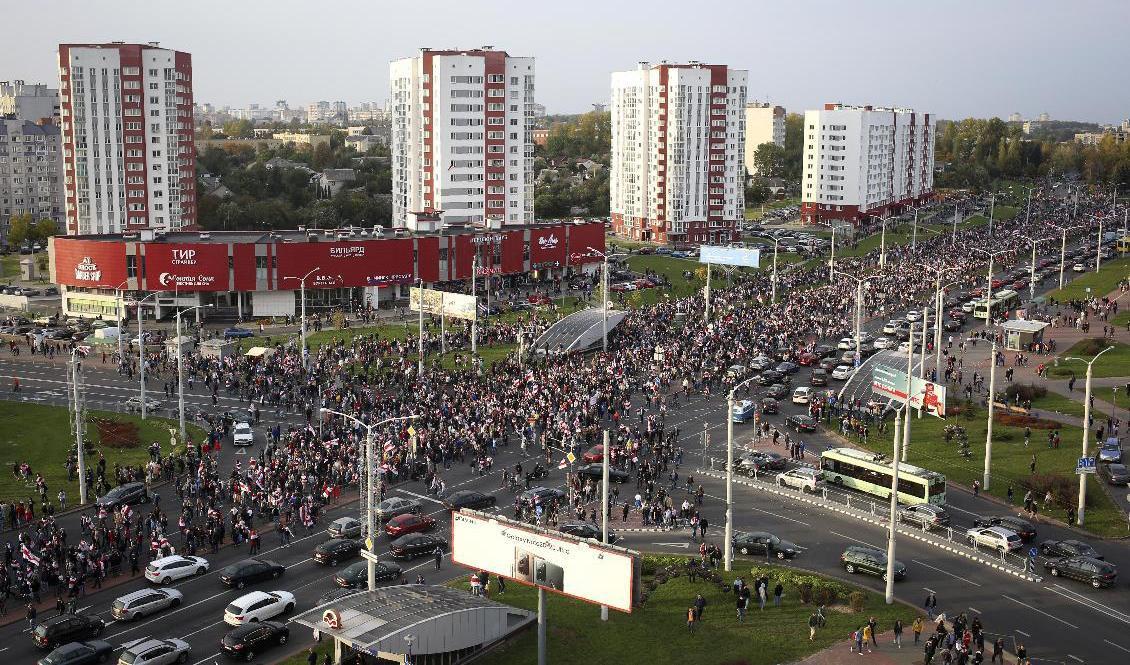 Demonstranter protesterar mot regimen i Belarus. Foto: TT. Arkivbild.