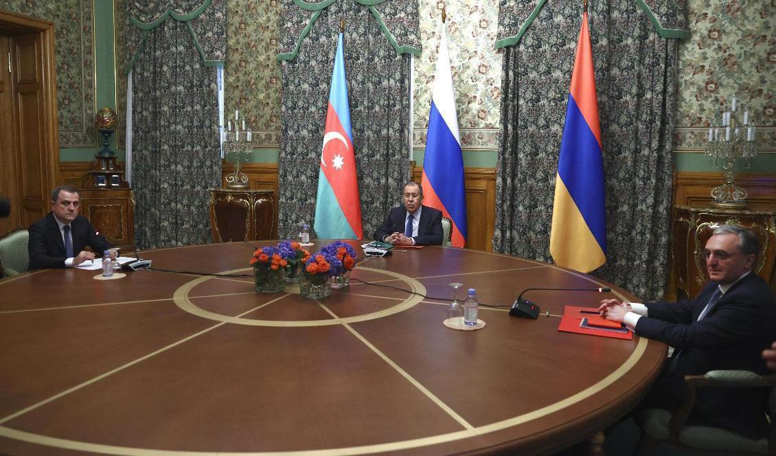 Rysslands utrikesminister Sergej Lavrov (mitten) med sina motsvarigheter från Armenien, Zohrab Mnatsakanjan (höger) och Azerbajdzjan, Jejhun Bajramov. Foto: Rysslands utrikesdepartement via AP/TT