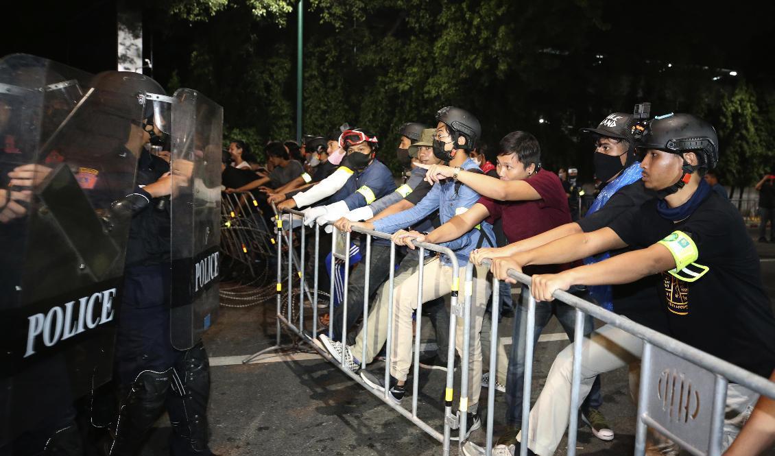 Demonstranter konfronterar polis i Bangkok på torsdagen. Foto: Rapeephat Sitichailapa/AP/TT