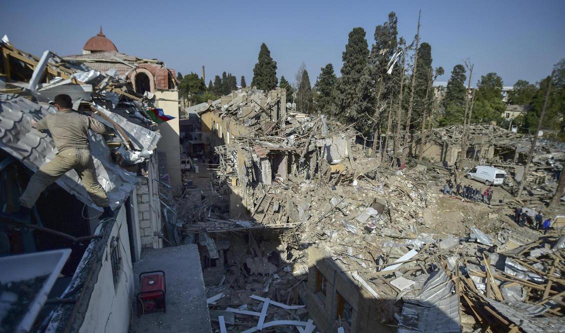 

Förstörda bostadshus efter förra helgens attacker mot Gjandzja. Foto: AP/TT                                                                                        