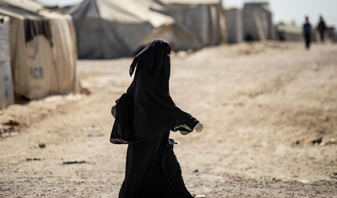 En kvinna promenerar i det kurdisktkontrollerade al-Hol-lägret i nordöstra Syrien den 25 augusti 2020 där familjer till terrororganisationen IS hålls. Foto: Delil Souleiman/AFP via Getty Images
