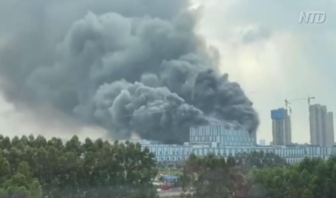 



En Huawei-byggnad brann i södra Kina på fredagseftermiddagen. Foto: Skärmdump/NTD                                                                                                                                                                                