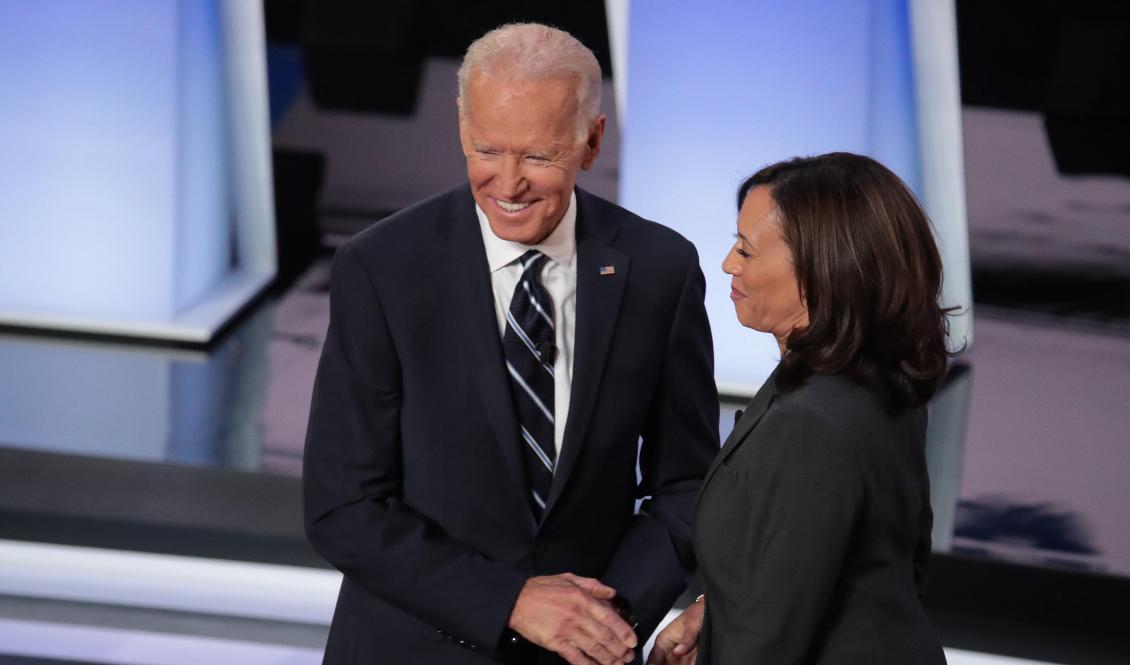 Demokratiske presidentkandidaten och tidigare vicepresidenten Joe Biden och senator Kamala Harris hälsar på varandra i en debatt i Detroit i delstaten Michigan. Foto: Scott Olson/Getty Images