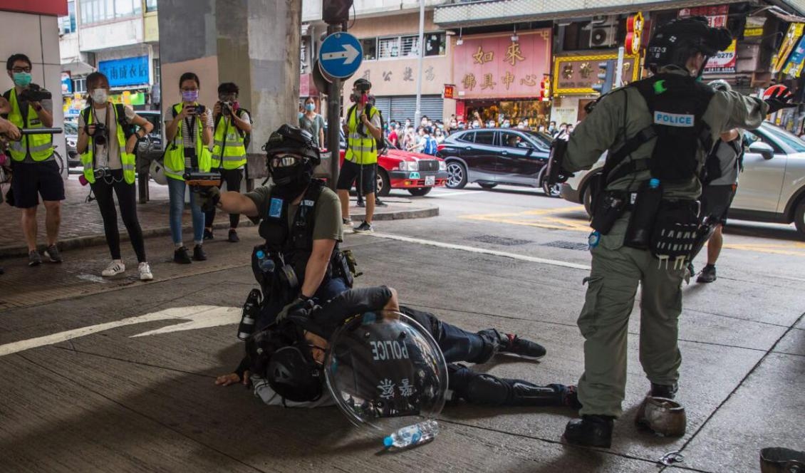 Kravallpolis griper en man i samband med att de skingrar personer som deltar i en demonstration mot den nya nationella säkerhetslagen i Hongkong, den 1 juli 2020. Foto: Dale de la Rey/AFP via Getty Images