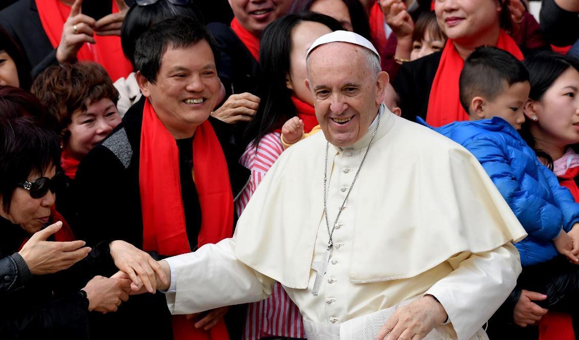 

Påven Fransciskus hälsar troende från Kina under sitt veckoliga möte med allmänheten, den 18 april, Vatikanen. Foto: Tiziana Fabi/AFP via Getty Images                                                                                        