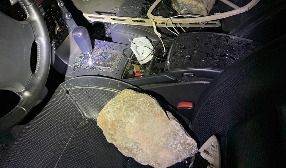 
En privatperson fick fyra stora stenar över sin bil i Hjulsta i nordvästra Stockholm. Foto: Skärmdump/Instagram/Polisen                                            