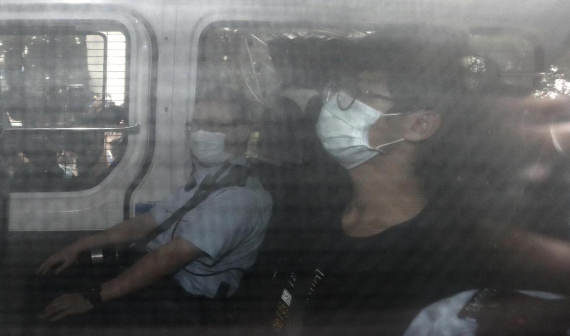 Tony Chung anländer till rätten i en polisbuss efter att ha gripits i Hongkong. Foto: AP/TT