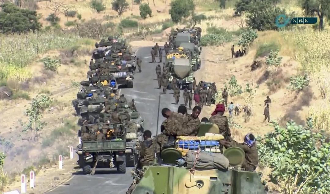 Denna bild, som distribuerats av Etiopiens statliga nyhetsbyrå, visar federala styrkor som förflyttar sig vid gränsen mellan regionerna Amhara och Tigray tidigare i veckan. Foto: Ethiopian news agency/AP/TT