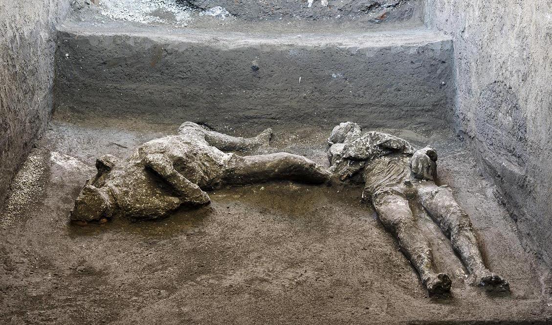 Arkeologer har hittat kvarlevorna av två män som dödades i Pompeji när vulkanen Vesuvius hade sitt utbrott för 1|941 år sedan. Foto: Parco Archeologico di Pompei/AP/TT