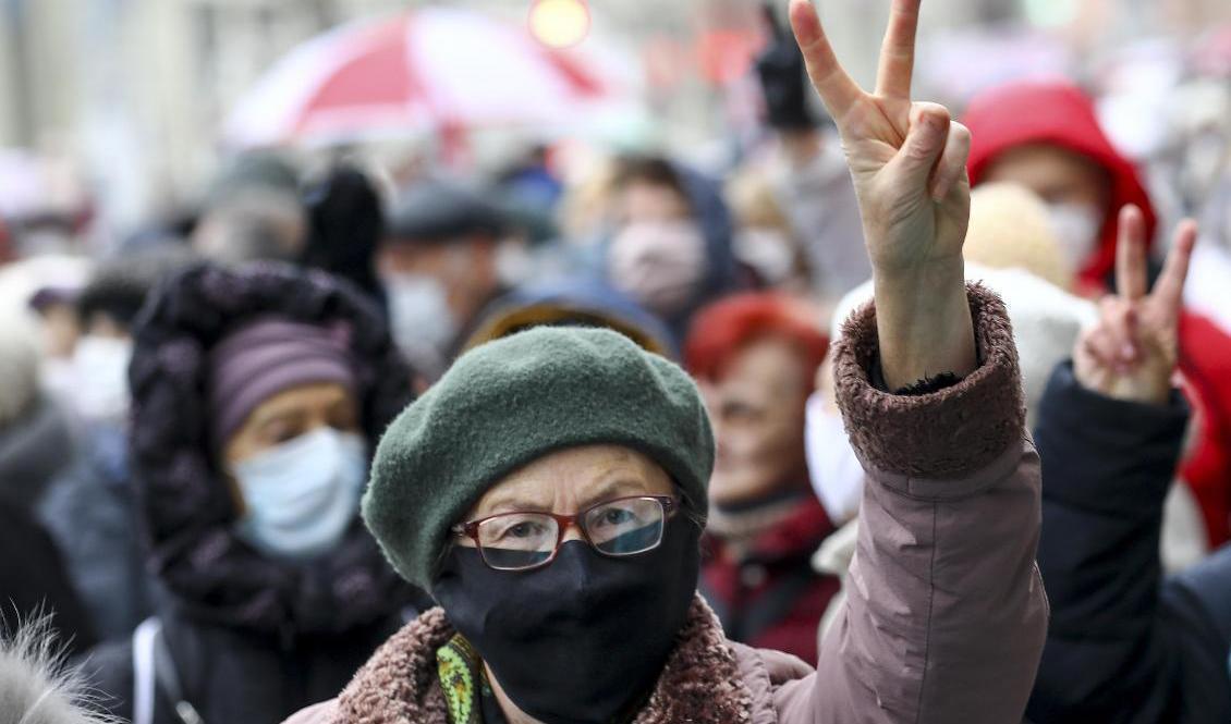 

Demonstranter vid en tidigare protest i Minsk. Foto: AP/TT                                                                                        