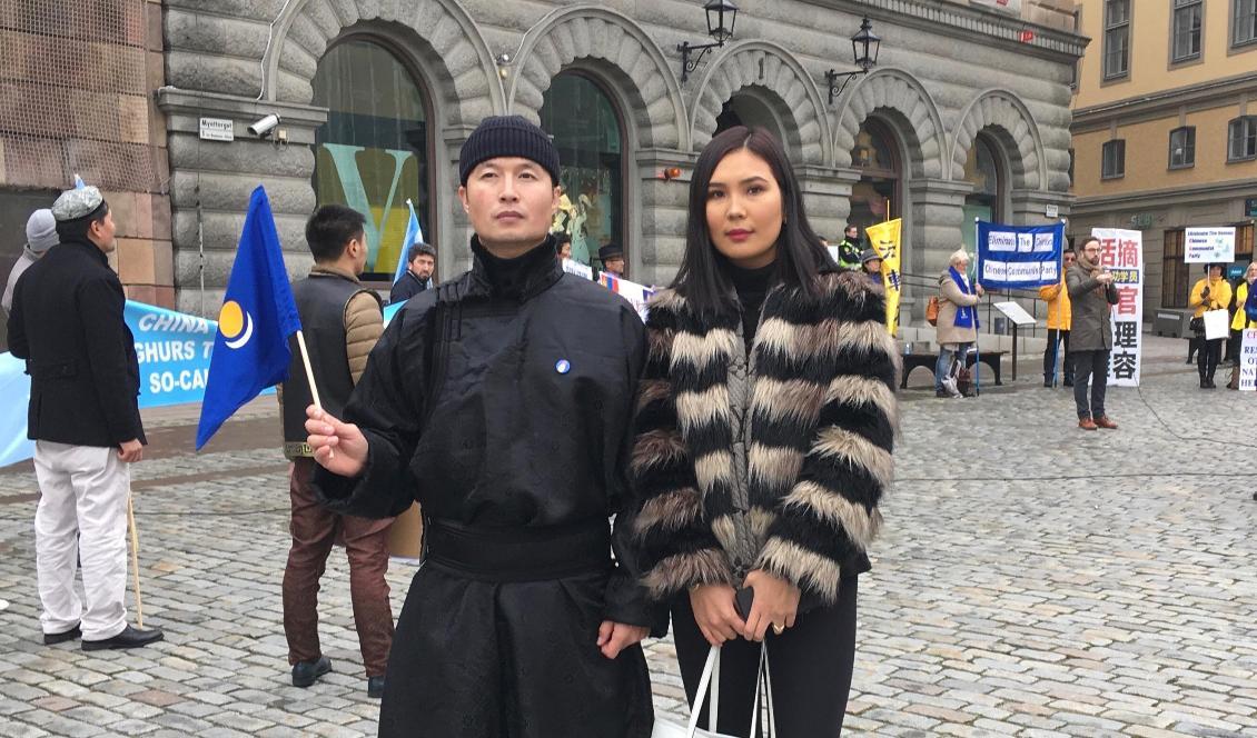 













Baolige Wurina och Uurtsaikh Batjargal vid en manifestation mot Kinesiska kommunistpartiets förtryck, Mynttorget, Stockholm, den 21 oktober 2020. Foto: NTD                                                                                                                                                                                                                                                                                                                                                                                                                                                                                                                                                                                                                                        