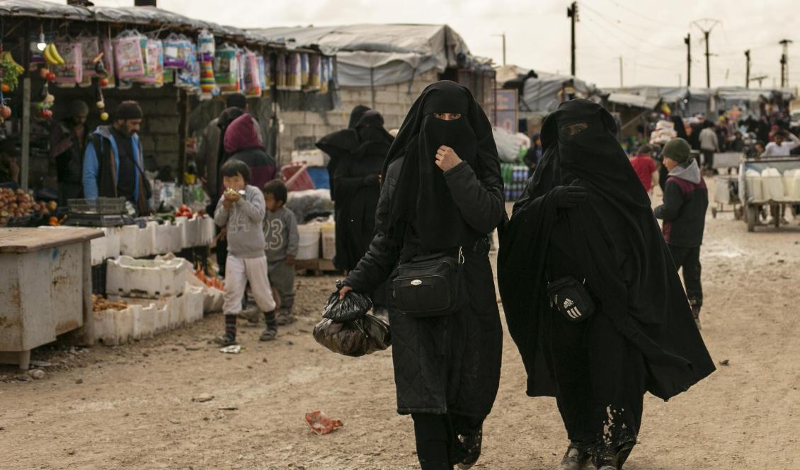 Kvinnor på en marknad i lägret al-Hol i nordöstra Syrien. Arkivbild. Foto: Maya Alleruzzo/AP/TT