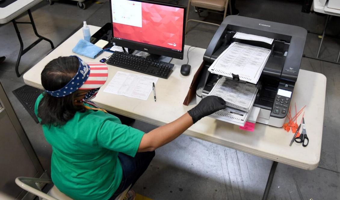 En valarbetare i Clark County scannar poströster i norra Las Vegas, Nevada, den 7 november 2020. Foto: Ethan Miller/Getty Images