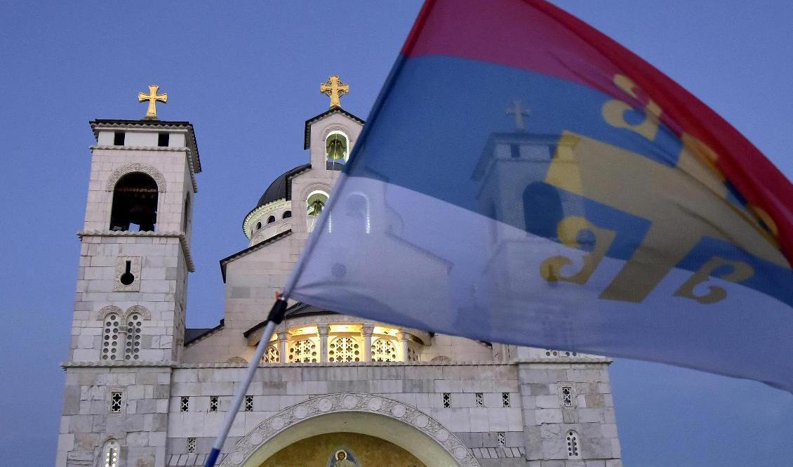 En gammaldags serbisk flagga vid en serbisk ortodox kyrka i Montenegros huvudstad Podgorica. Arkivbild. Foto: Risto Bozovic/AP/TT
