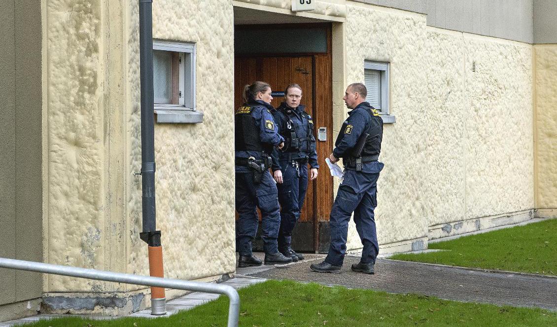 En kvinna i 70-årsåldern misstänks ha hållit sin son inspärrad i en lägenhet i Hanige kommun i Stockholm, där polisen nu undersöker brottsplatsen. Claudio Bresciani/TT