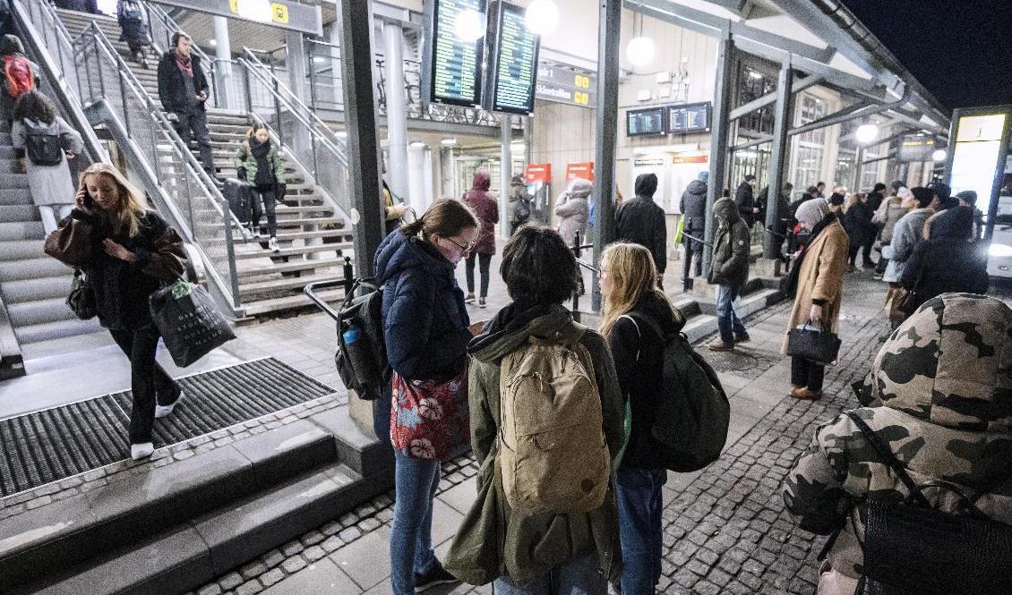 Resenärer vid informationstavlorna på Lund C på fredagen. Det är stora problem i tågtrafiken mellan Lund och Ramlösa/Helsingborg på grund av spårfel. Foto: Johan Nilsson/TT