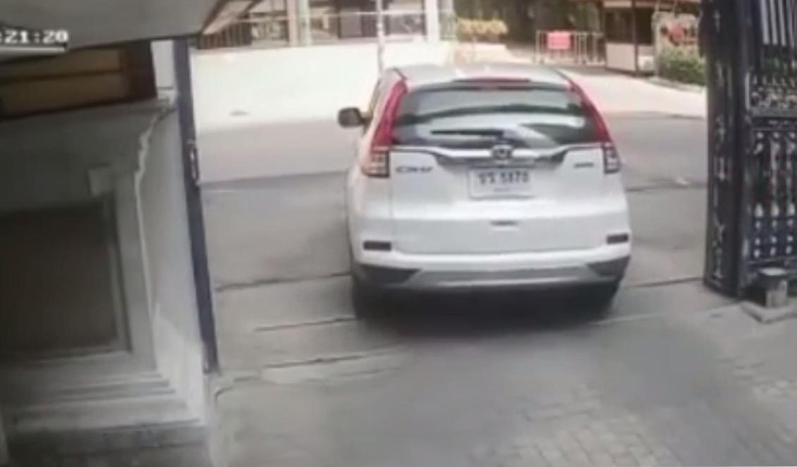 Bild från övervakningskamera, på när Gui Minhai och en okänd kinesisktalande man kör bort från hans bostad, vilket inleder hans försvinnande 2015. Bilen har sedan dess inte hittats. Foto: Övervakningsfilm/privat