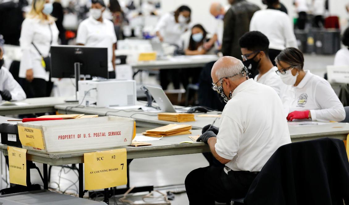 

Valarbetare räknar röster i Detroit i delstaten Michigan. Foto: Jeff Kowalsky/AFP via Getty Images                                                                                        