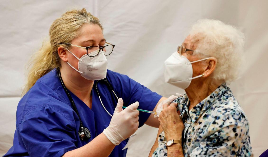 

En äldre kvinna på ett äldreboende i Hamburg, Tyskland, blir vaccinerad den 27 december 2020. Foto: Morris Mac Matzen/AFP via Getty Images                                                                                        