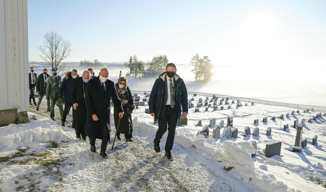 Norges kung Harald, drottning Sonja och kronprins Haakon vid besöket i Gjerdrum. Foto: Lise Åserud/NTB/TT
