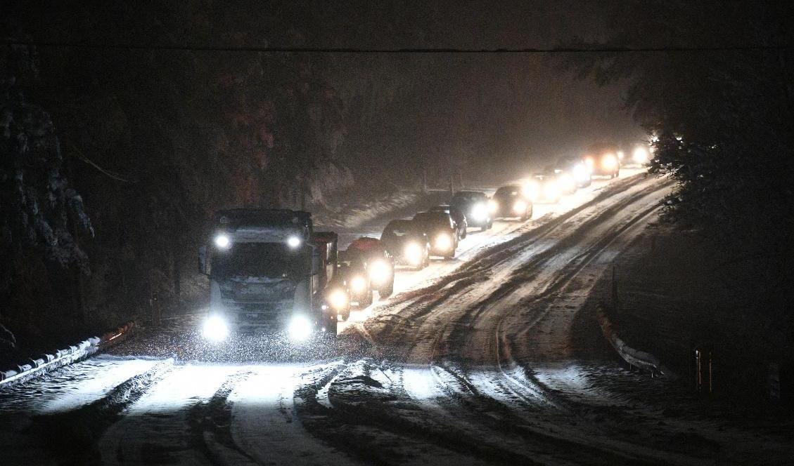 Bilar på kö efter en lastbil som står still på riksväg 21 på grund av snöfallet på onsdagseftermiddagen och kvällen. Foto: Johan Nilsson/TT