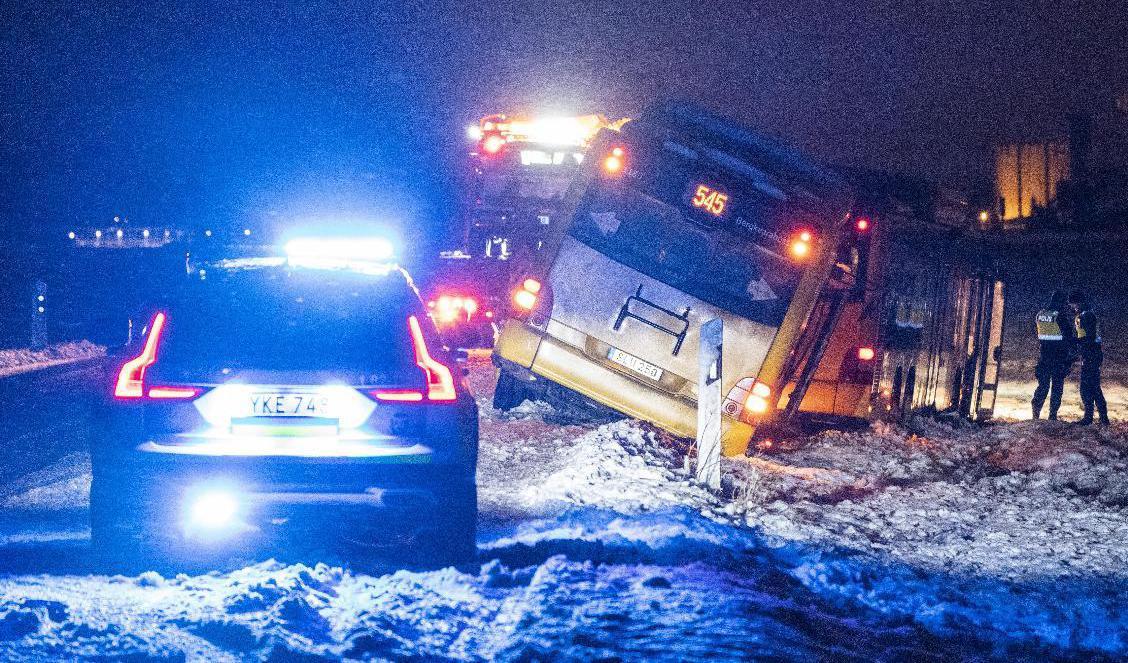



Polis och bärgare på plats där bussar blåst i diket på riksväg 118 vid Torsebo utanför Kristianstad i nordöstra Skåne i det ymniga snöfallet och hårda vinden på onsdagskvällen. Foto: Johan Nilsson/TT                                                                                                                                                                                