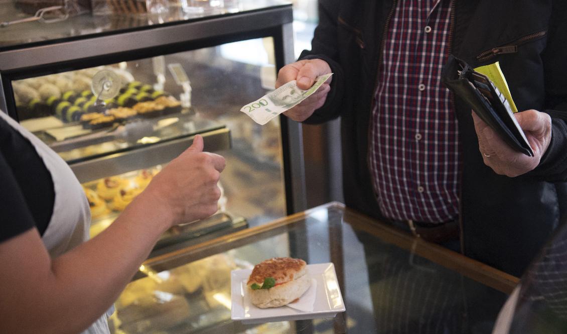 Stålar på fickan – inte lika viktigt som förut. Arkivbild. Foto: Fredrik Sandberg/TT