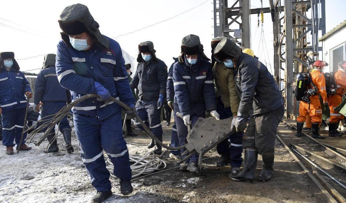 Räddningsarbetare vid den guldgruva i Shandongprovinsen som devis rasat samman. Foto: Wang Kai/AP/TT