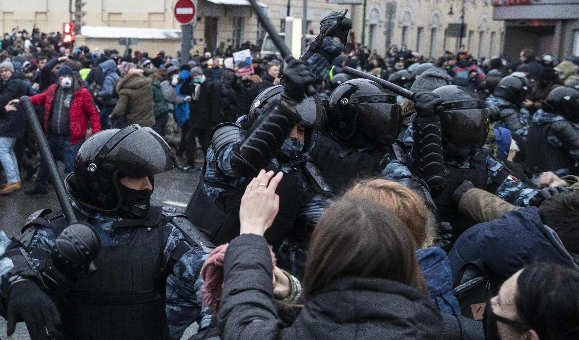 
Poliser och demonstranter drabbade samman i Moskva på lördagen. Foto: Pavel Golovkin/AP/TT                                            