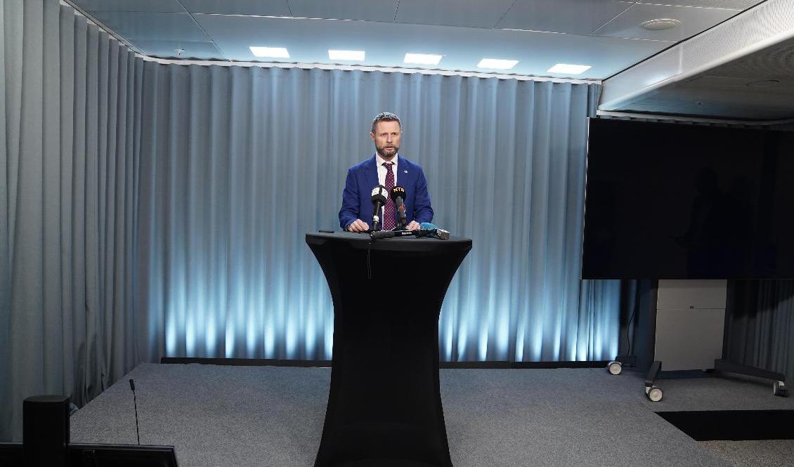 Norges hälsominister Bent Høie (H) under söndagskvällens presskonferens. Foto: Fredrik Hagen/NTB/TT