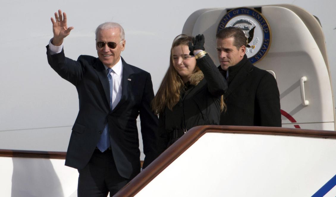 Joe Biden tillsammans med sitt barnbarn Finnegan Biden och sonen Hunter Biden den 4 december 2013 i Peking i Kina. Foto: Ng Han Guan-Pool/Getty Images