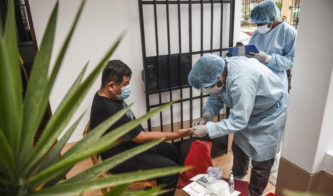 

En peruansk hälsoarbetare gör ett covid-19-test på en man i El Agustino i huvudstaden Lima den 7 januari 2021. Foto: Ernesto Benavides/AFP via Getty Images                                                                                        