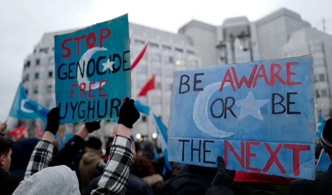 Demonstranter protesterar utanför Kinas ambassad i Berlin den 27 december 2019 för att uppmärksamma förtrycket mot uigurerna i Xinjiang i Kina. Foto: John MacDougall/AFP via Getty Images