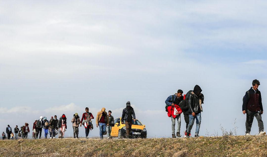 Förra året var antalet asylsökande det lägsta på 20 år. I år väntas fler. Bilden togs i mars 2020 och visar migranter på vandring i gränstrakterna mellan Turkiet och Grekland. Foto: Emrah Gurel/AP/TT