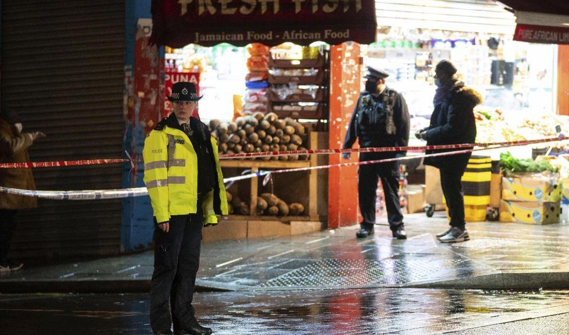 Polis vid platsen för ett av dåden Croydon i London. Bilden är tagen på fredagen. Foto: Dominic Lipinski/AP/TT