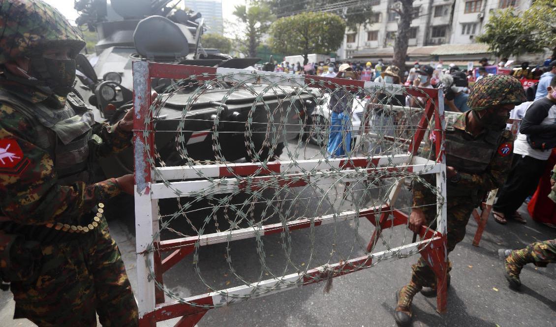 Soldater i Myanmars största stad Rangoon. Foto: AP/TT