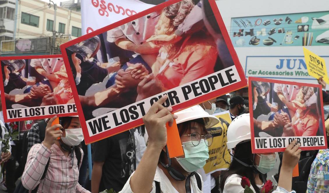 Deltagare i protesterna mot militärjuntan som tagit makten i Myanmar håller upp bilder på Mya Thwet Thwet Khine som dog av skottskador häromdagen efter att ha gått i en demonstration mot militären den 9 februari. Foto: AP/TT