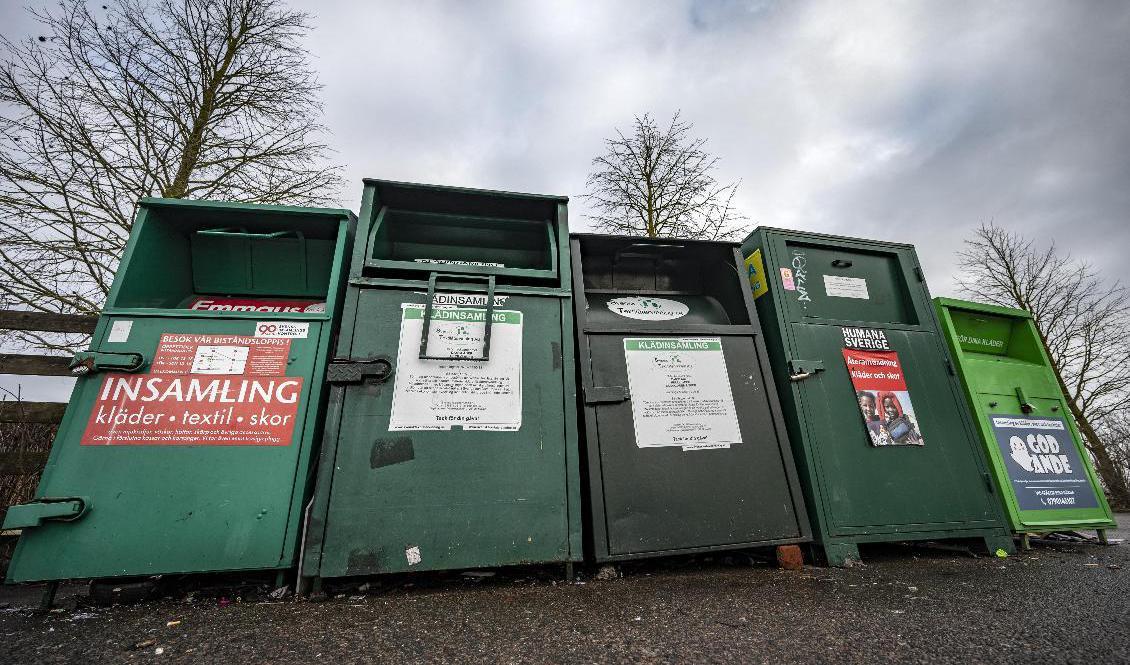 Klädinsamlingscontainrar på en återvinningsstation i Lomma utanför Malmö. Bara Emmaus har 90-konto. Foto: Johan Nilsson/TT