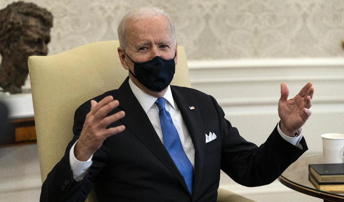 USA:s president Joe Biden i Ovala rummet i Vita huset kallar beslutet dagen innan i delstaten Texas att häva kravet på munskydd för "neandertalartänk".  Foto: Alex Brandon/AP/TT