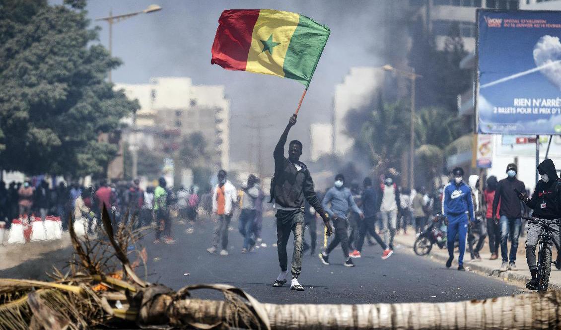 Demonstrationer i Dakar efter det att oppositionsledaren Ousmane Sonko gripits. Foto: Leo Correa/AP/TT