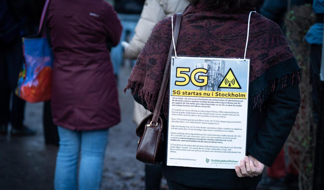 En kvinna bär på en skylt om 5G vid en demonstration på Mariatorget i Stockholm den 22 november 2020. Foto: Sofia Drevemo